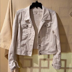 Women’s white denim jean jacket, stretch fabric, front button closure.